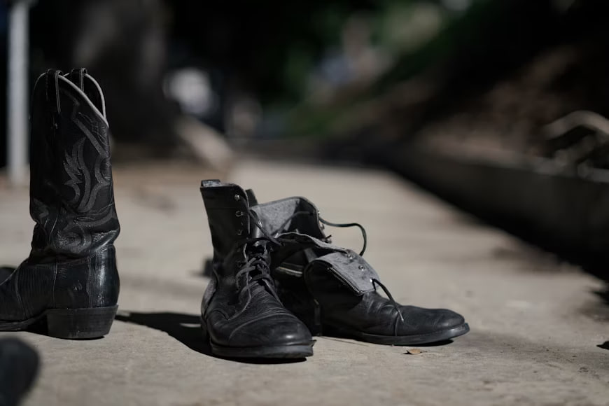 sepatu sneakers pria hitam ecommerce SEO friendly