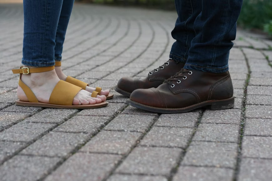 Perbandingan sepatu pria dan wanita di ecommerce dengan ukuran dan desain berbeda