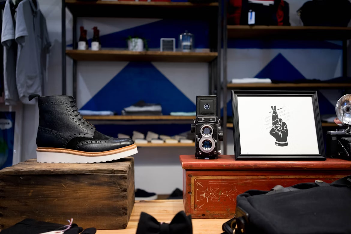 Ilustrasi customer persona sepatu online untuk strategi pemasaran bisnis sepatu