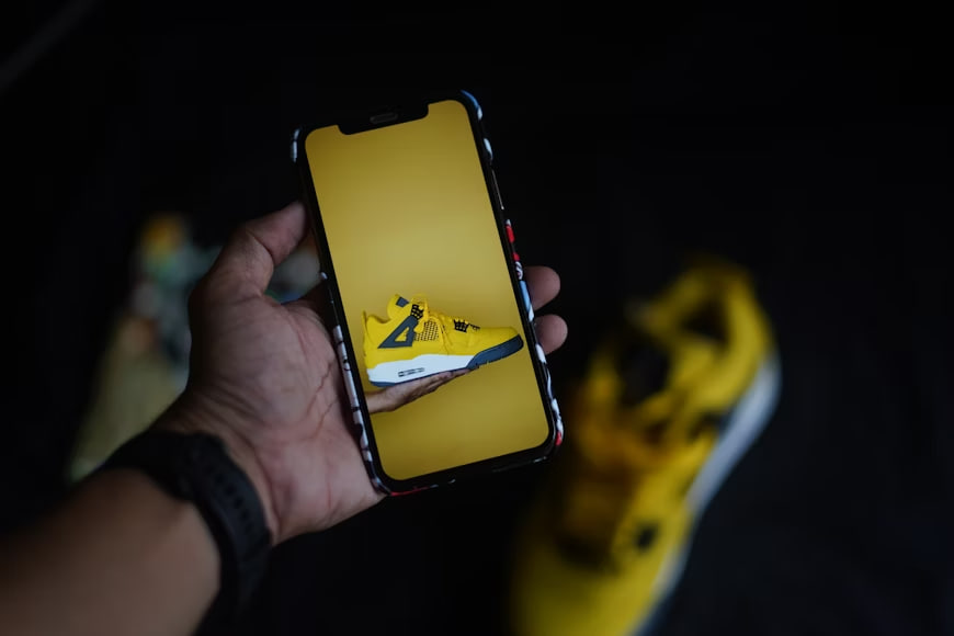 Sepatu stylish dengan rating bintang dan ulasan positif di layar smartphone.