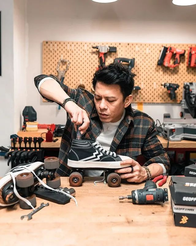Influencer mempromosikan sepatu lokal melalui Instagram