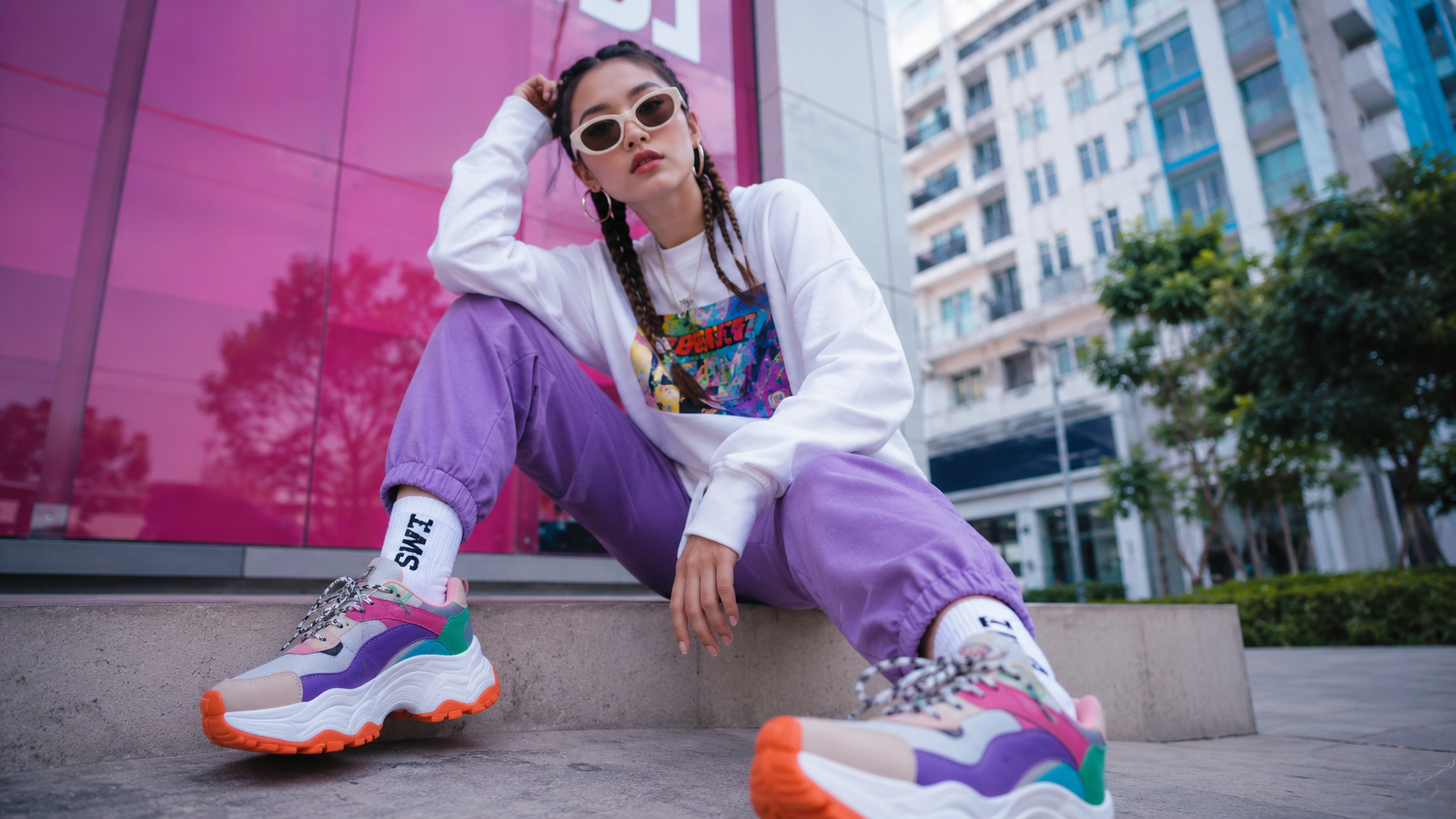 Sepatu Chunky Colorful Jadi Fashion Statement Baru, Ini Alasan Banyak Orang Menyukainya